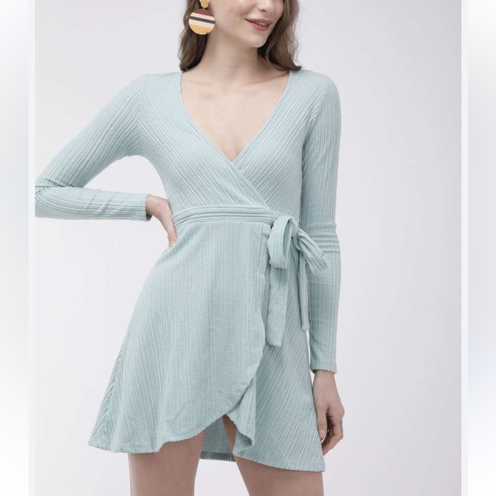 NEW WITH TAGS
Forever 21 blue solid wrap dress
Size S